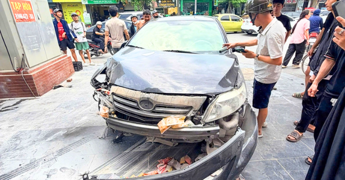 Tai nạn giao thông tại Nghệ An: Người dân phá kính cứu tài xế