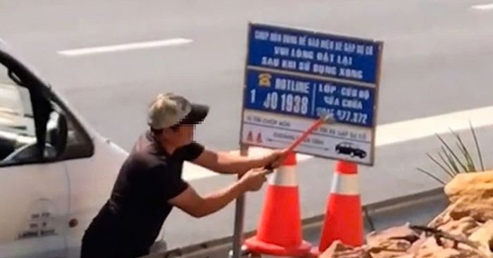 Cao tốc Bắc - Nam: Truy tìm người xóa số cứu hộ trên biển báo