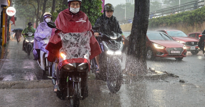 Thời tiết Việt Nam: Mưa dông diện rộng và cảnh báo thiên tai nguy hiểm