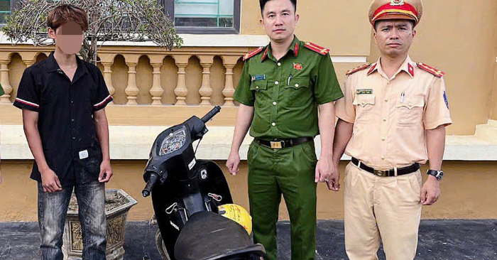 Lào Cai: Chú để cháu 1 tuổi cầm lái xe máy rồi quay phim