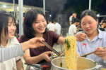 Thầy cô vùng Lào Cai nấu mì đêm tiếp sức sĩ tử vùng cao.