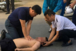 Phó Giám đốc bệnh viện cùng đồng nghiệp kịp thời cấp cứu người gặp nạn tai nạn giao thông
