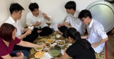 Người phụ nữ Hà Nội mở cửa đón hàng chục sĩ tử ăn nghỉ miễn phí mùa thi 2026