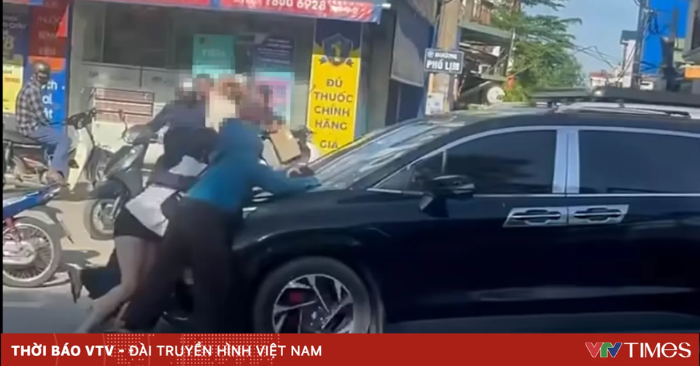 Bám nắp capo: Công an Hà Nội điều tra vụ ba phụ nữ đu bám ô tô