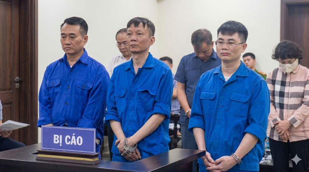 TAND TP Hà Nội vừa tuyên án phạt nhóm cựu cán bộ nhận hối lộ để làm ngơ cho hàng loạt công trình xây dựng trái phép trên địa bàn. Click xem chi tiết bản án!