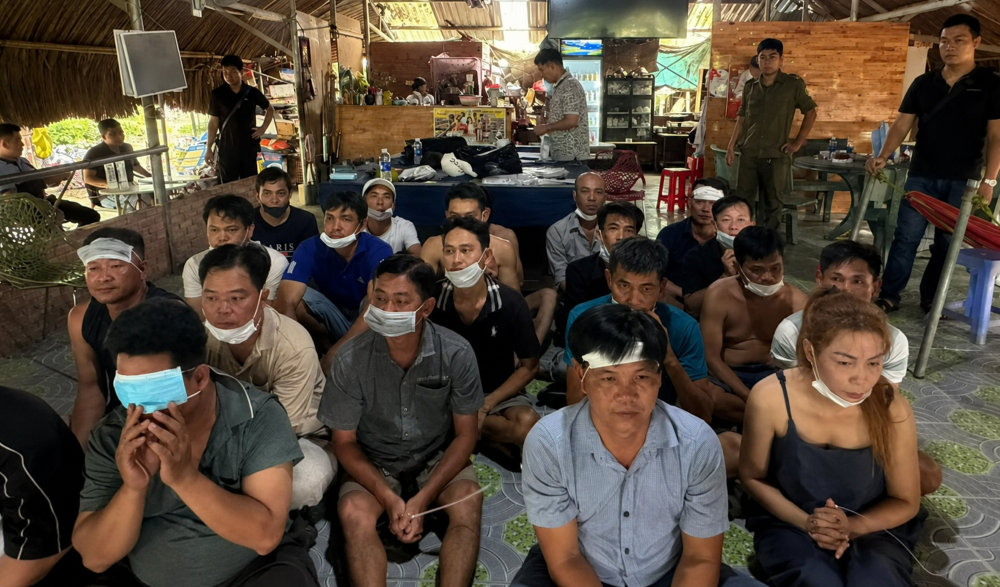 Đột kích quán cà phê tổ chức cá cược đá gà qua mạng, công an bắt giữ nhiều đối tượng và thu giữ nhiều súng, đạn cùng tang vật.
