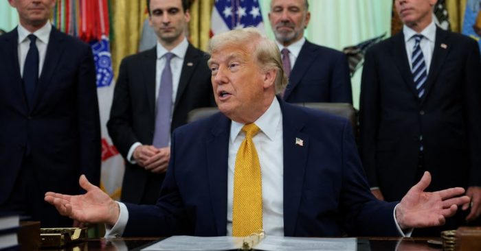 Tổng thống Trump cảnh báo Iran sẽ đối mặt hậu quả nghiêm trọng nếu không tuân thủ thỏa thuận, làm gia tăng căng thẳng giữa hai nước.