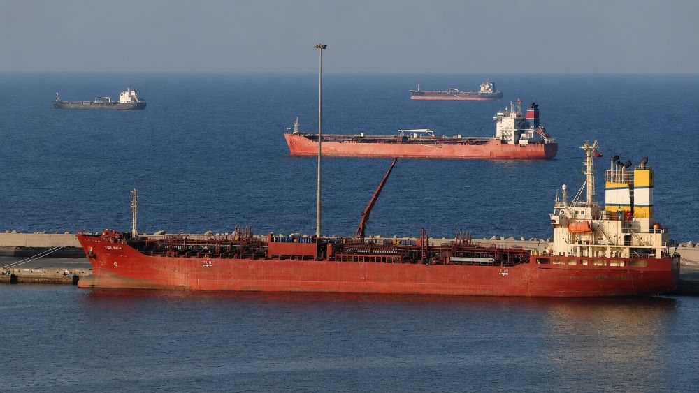 Iran và Oman nghiên cứu phương án thu phí dịch vụ tại eo biển Hormuz, tuyến hàng hải chiến lược vận chuyển dầu mỏ toàn cầu.