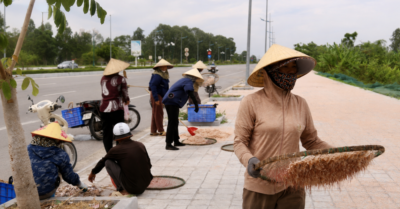 Vỉa hè Nam Sầm Sơn trắng moi giữa mùa biển thuận