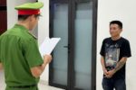 Say rượu, một người đàn ông lao ô tô vào quán nhậu và thách thức công an