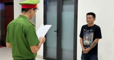 Say rượu, một người đàn ông lao ô tô vào quán nhậu và thách thức công an