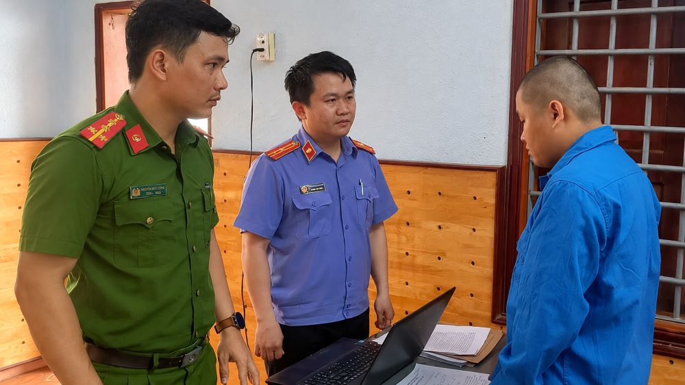 Khởi tố nghi phạm đánh bé gái 12 tuổi rồi ném xuống giếng để cướp xe máy điện tại Đắk Lắk. Diễn biến vụ án gây chấn động.