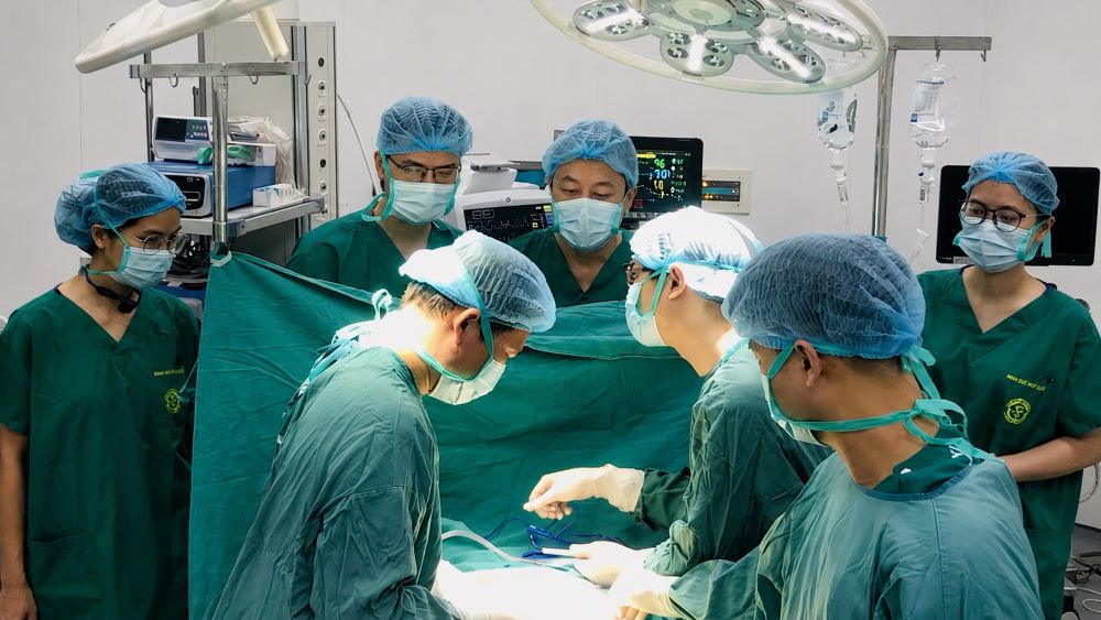 Ca mổ lúc nửa đêm tại Bệnh viện Bạch Mai Ninh Bình đã kịp thời cứu người bệnh thoát nguy cơ liệt, mang lại hy vọng phục hồi.