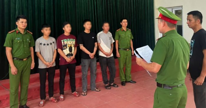 Khởi tố nhóm thanh niên đánh nhau vì nháy đèn pha xe máy tại Thanh Hóa, gây rối trật tự, nhiều đối tượng bị bắt tạm giam.