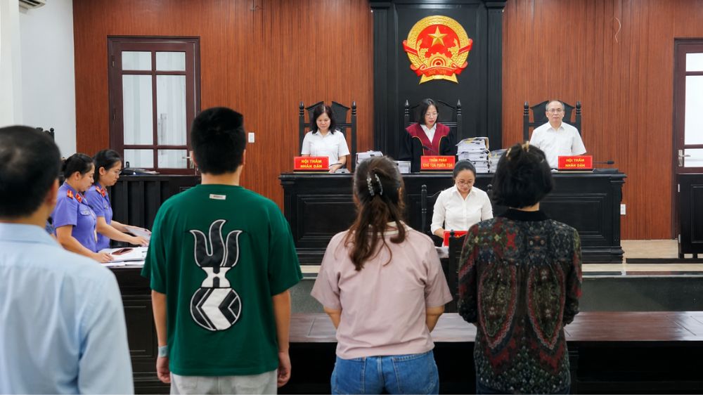 Xử phạt 3 tỷ đồng chủ Facebook bán kim cương, túi hàng hiệu vì che giấu gần 835 tỷ đồng doanh thu, theo diễn biến tại phiên tòa.