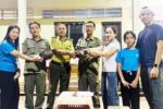 Hai người dân Đồng Nai giao nộp tê tê Java và chim diều hoa quý hiếm