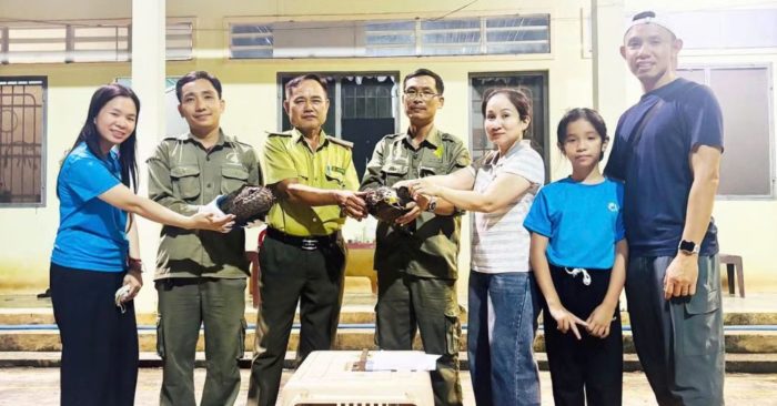 Hai người dân Đồng Nai giao nộp tê tê Java và chim diều hoa quý hiếm