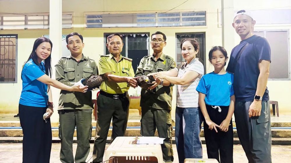 Hai hộ dân tự nguyện giao nộp cá thể động vật rừng quý hiếm cho cơ quan chức năng, góp phần bảo vệ đa dạng sinh học.