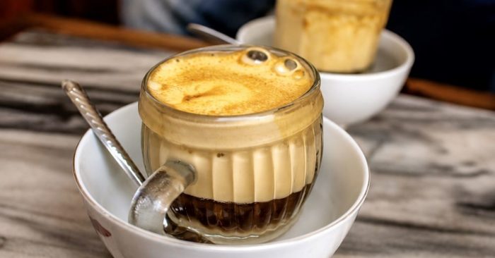 Uống cà phê trứng có tốt không? Tìm hiểu lợi ích và những lưu ý khi thưởng thức để bảo vệ sức khỏe và tận hưởng hương vị trọn vẹn.