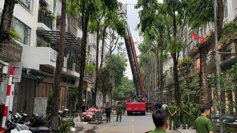 Cháy biệt thự ở Hà Nội, cảnh sát PCCC khẩn trương triển khai xe thang cứu hộ, giải cứu người mắc kẹt. Xem diễn biến vụ việc.