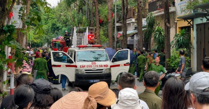 Cháy biệt thự ở Hà Nội khiến nhiều người hoảng loạn, nạn nhân lao ra kêu cứu khi còn người mắc kẹt. Xem diễn biến vụ việc.