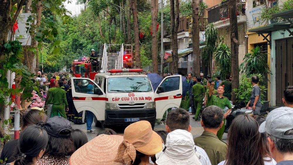 Cháy biệt thự ở Hà Nội khiến nhiều người hoảng loạn, nạn nhân lao ra kêu cứu khi còn người mắc kẹt. Xem diễn biến vụ việc.
