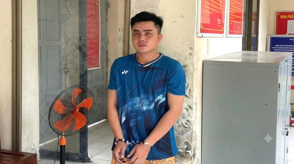 Công an phường Lái Thiêu đã bắt khẩn cấp Nguyễn Hiền Phúc (25 tuổi) để điều tra hành vi bạo hành, hành hạ dã man con gái riêng 3 tuổi của vợ. Xem ngay chi tiết