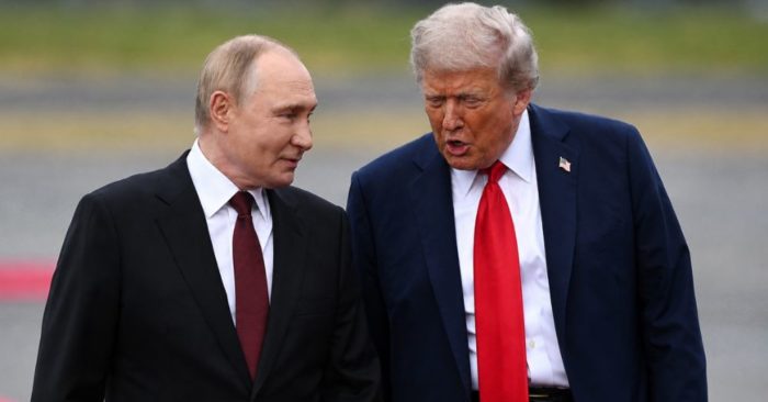 Tổng thống Mỹ Donald Trump và Tổng thống Nga Vladimir Putin điện đàm hơn 1 giờ, thảo luận nhiều vấn đề nóng, thu hút chú ý quốc tế.