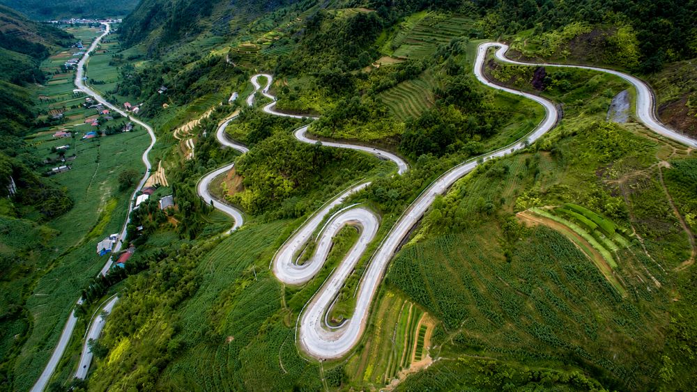 Khám phá đường lên Cao nguyên đá Đồng Văn, điểm nhấn của thiên đường xám Hà Giang góp phần thu hút du lịch và tạo nguồn thu lớn.