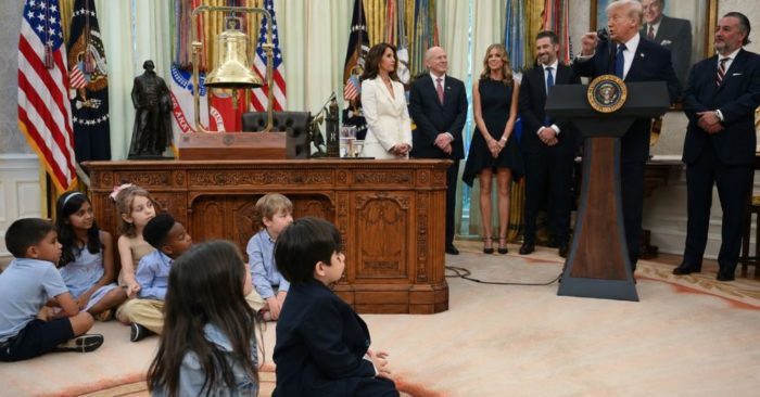 Ông Trump triển khai chương trình cấp 1.000 USD cho mỗi trẻ sơ sinh Mỹ đầu tư chứng khoán, kỳ vọng thúc đẩy tích lũy tài sản từ sớm.