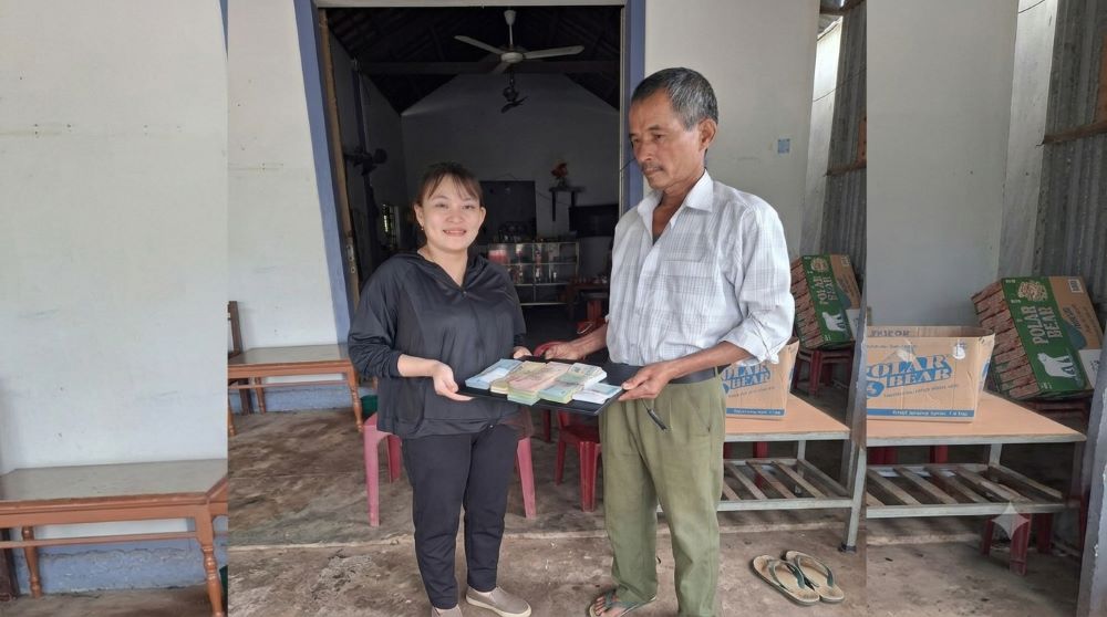 Nhặt được túi xách chứa gần 75 triệu đồng và máy tính, ông Lưu Văn Biên (Quảng Trị) đã nhờ công an tìm trả lại cho người mất và từ chối hậu tạ.