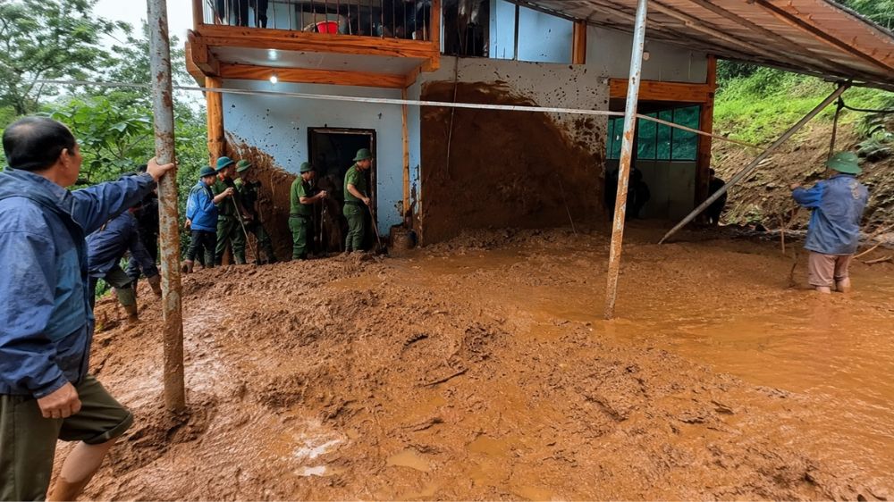 Mưa lũ gây sạt lở, cuốn trôi người và làm nhiều nhà dân ở Lai Châu, Điện Biên hư hỏng. Cập nhật diễn biến mới nhất.