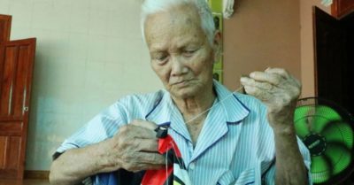 Cụ ông 106 tuổi ở Nghệ An vẫn tự khâu vá và trốn ra vườn nhổ cỏ