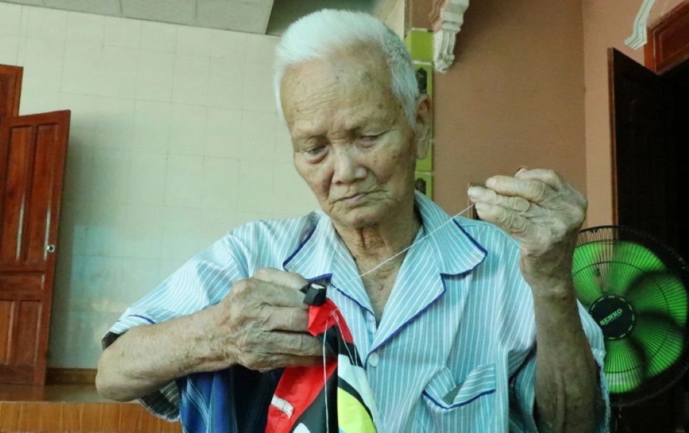 Cụ ông 106 tuổi ở Nghệ An vẫn tự may vá thành thạo, minh mẫn nhưng luôn trăn trở vì không còn nhiều bạn già để trò chuyện.