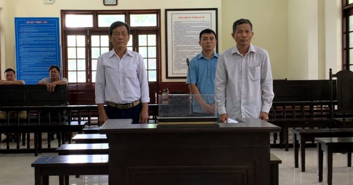 Hai cựu cán bộ thú y hầu tòa vì bị cáo buộc nhận tiền để hợp thức hóa gần 10.000 con heo bệnh, hé lộ nhiều sai phạm nghiêm trọng.