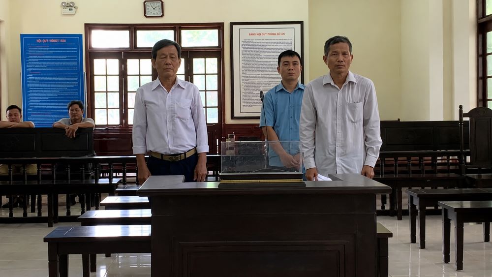 Hai cựu cán bộ thú y hầu tòa vì bị cáo buộc nhận tiền để hợp thức hóa gần 10.000 con heo bệnh, hé lộ nhiều sai phạm nghiêm trọng.