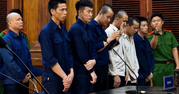 Xét xử vụ lừa tìm việc làm, bán hai thiếu niên sang Campuchia, làm rõ thủ đoạn dụ dỗ "việc nhẹ lương cao" và hành vi của các bị cáo.