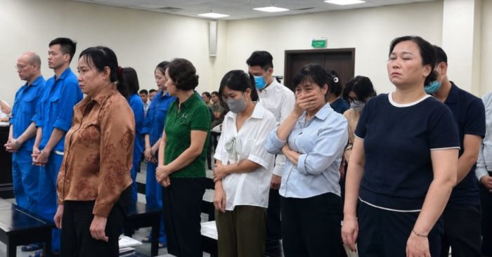 Vụ nhận hối lộ tại Sở Y tế Hà Nội: các bị cáo hầu tòa, lời khai về việc né người quen để nhận tiền thu hút sự chú ý.