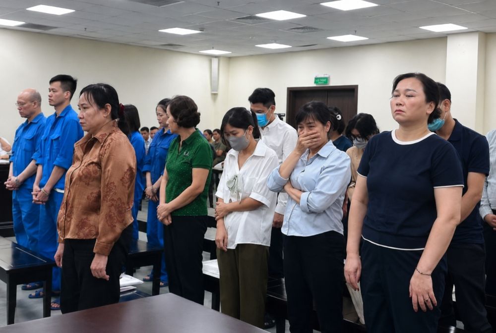 Vụ nhận hối lộ tại Sở Y tế Hà Nội: các bị cáo hầu tòa, lời khai về việc né người quen để nhận tiền thu hút sự chú ý.