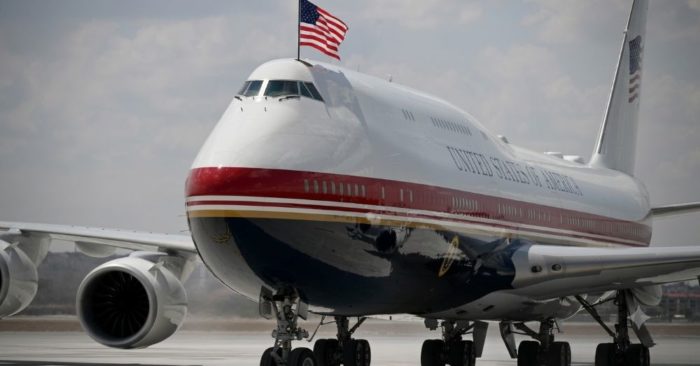 Tổng thống Trump bất ngờ quyết định đổi sang chuyên cơ Không lực Một cũ khi rời Thổ Nhĩ Kỳ. Tìm hiểu ngay lý do đằng sau quyết định bất ngờ này!