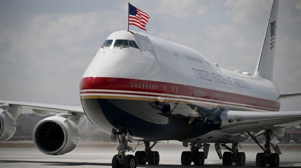Tổng thống Trump bất ngờ quyết định đổi sang chuyên cơ Không lực Một cũ khi rời Thổ Nhĩ Kỳ. Tìm hiểu ngay lý do đằng sau quyết định bất ngờ này!