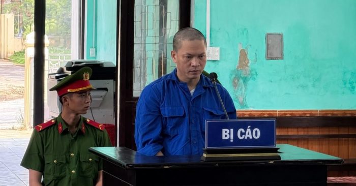 Kẻ bẻ gãy ngai vua triều Nguyễn bị tuyên phạt 3,5 năm tù. Diễn biến phiên tòa và mức án thu hút sự quan tâm.