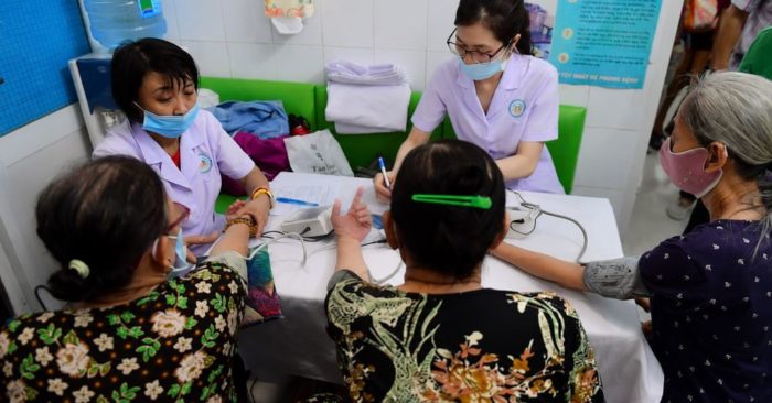 Cô đơn ở tuổi già làm tăng nguy cơ mắc bệnh và tử vong. Chuyên gia khuyến nghị duy trì kết nối xã hội để sống khỏe mạnh hơn.