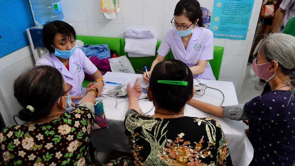 Cô đơn ở tuổi già làm tăng nguy cơ mắc bệnh và tử vong. Chuyên gia khuyến nghị duy trì kết nối xã hội để sống khỏe mạnh hơn.