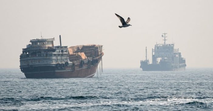 Cập nhật tình hình căng thẳng Mỹ - Iran: Đôi bên vẫn bỏ ngỏ khả năng đàm phán dù eo biển Hormuz chưa được thông suốt và lệnh ngừng bắn hết hiệu lực.