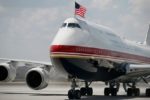 Không lực Một mới của Trump bị đổi giữa chuyến vì thiếu hệ thống phòng thủ tên lửa