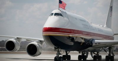 Không lực Một mới của Trump bị đổi giữa chuyến vì thiếu hệ thống phòng thủ tên lửa