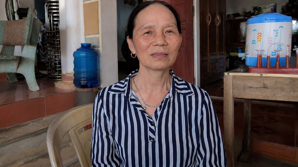 Mồ côi cả cha lẫn mẹ, cậu bé 13 tuổi nỗ lực làm hè mua bảo hiểm y tế. Câu chuyện về hoàn cảnh gia đình khiến nhiều người xúc động.