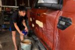 13 tuổi đi làm thuê mùa hè để tự mua thẻ bảo hiểm y tế cho năm học mới