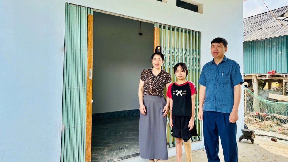 Lãnh đạo MTTQ xã Mường Ảng chia sẻ niềm vui với bé Cà Thị Ngọc trước ngày nhận nhà mới, lan tỏa tinh thần nhân ái và sẻ chia.